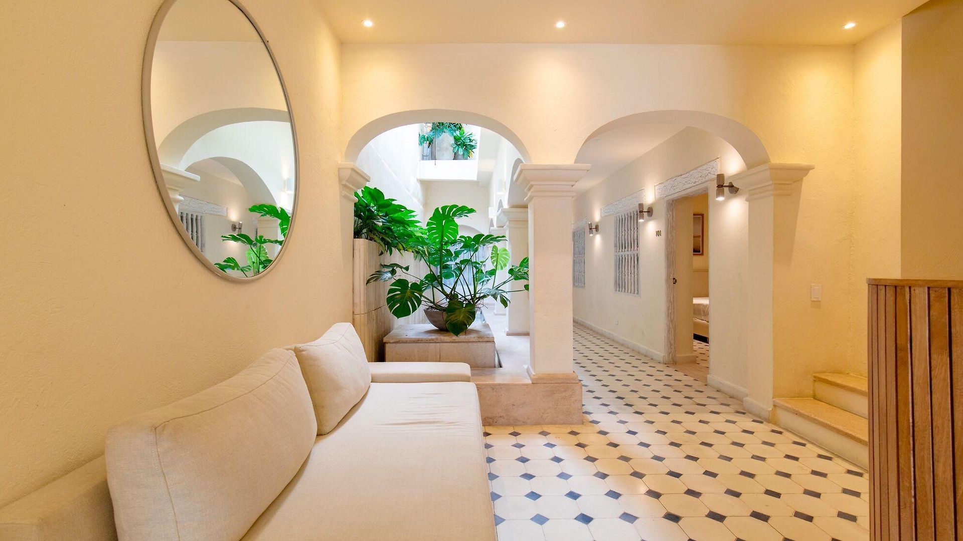 Hotel B Haus Boutique 4*